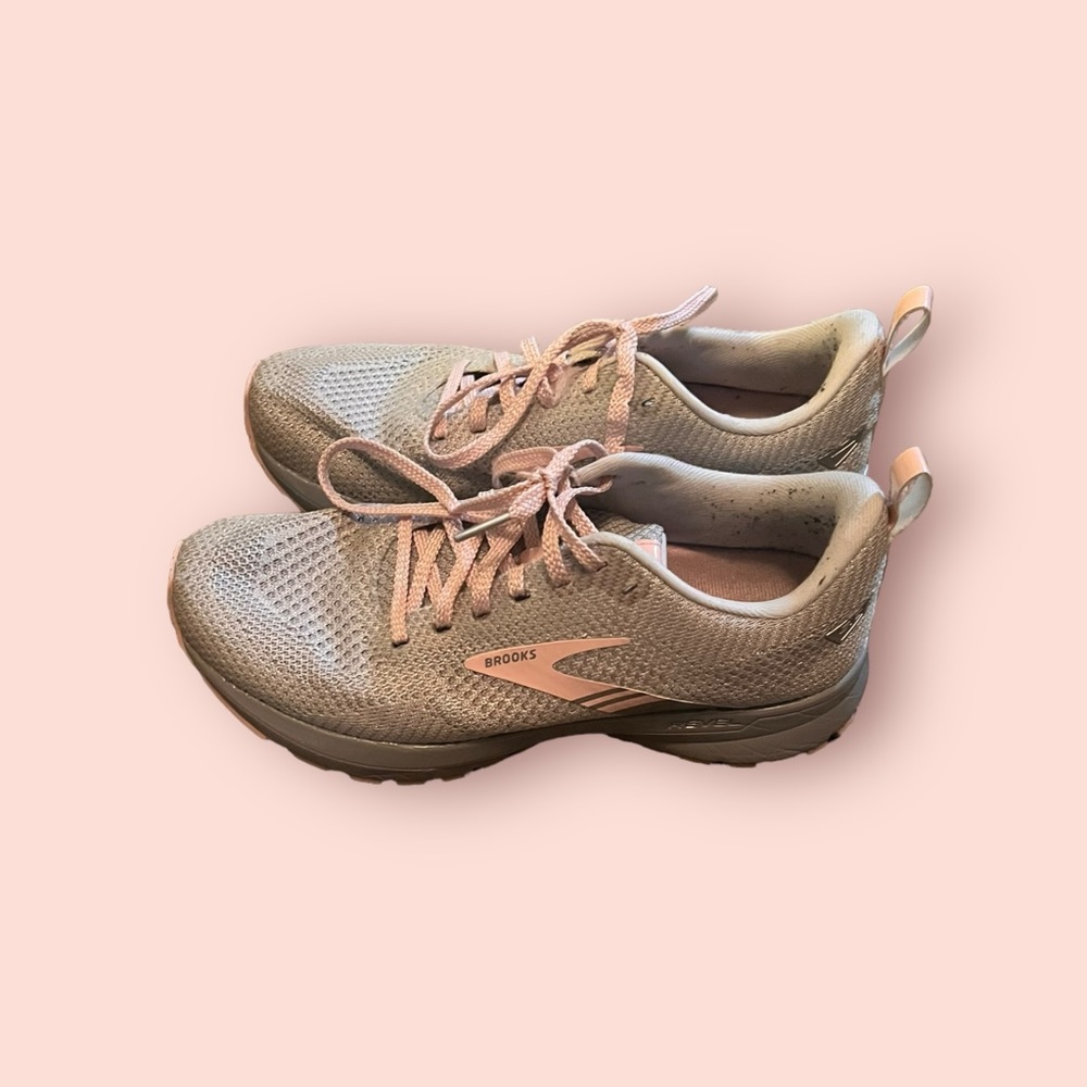 Brooks Womens Revel 5  grey/pink Running Shoes Sneakers. Size 8